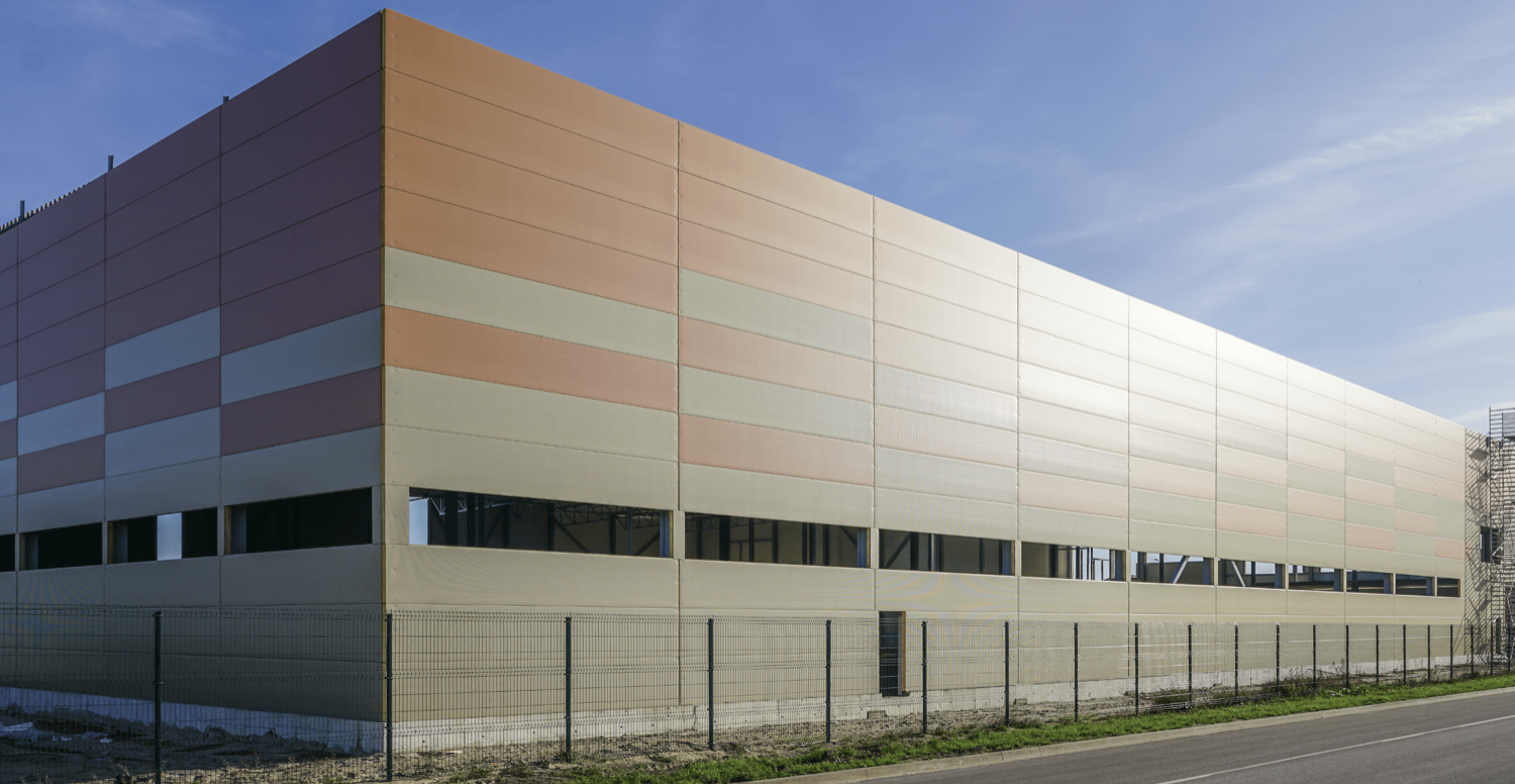 Vista esterna del capannone produttivo moderno in Albania